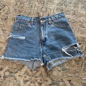 Levi’s 910 Distressed Denim Shorts Size 3 25